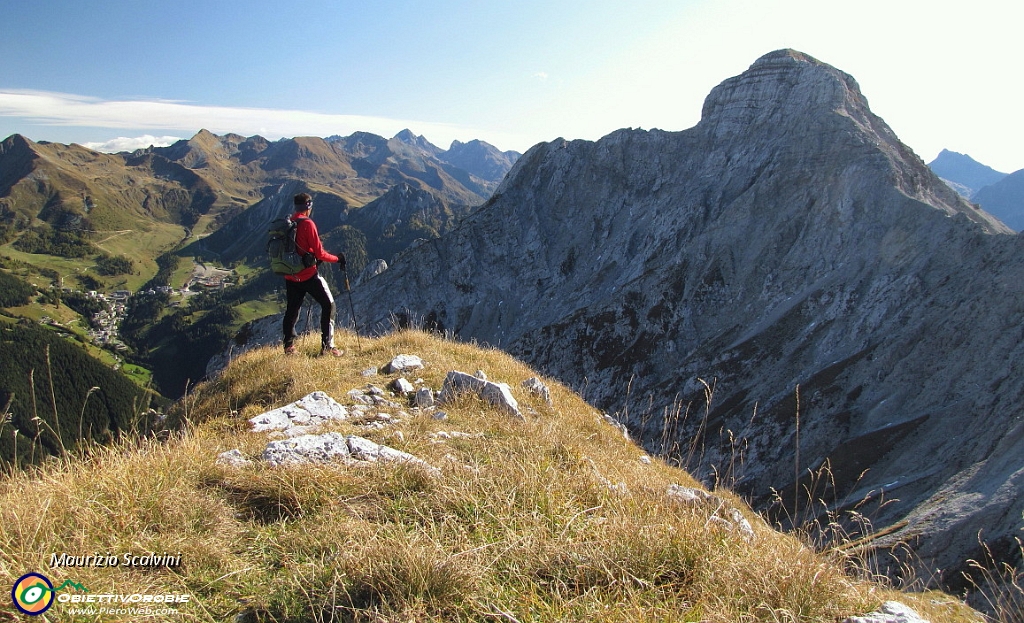 10 Eccomi in vetta al Pizzo Cavallino...Il Pegherolo incombe....JPG